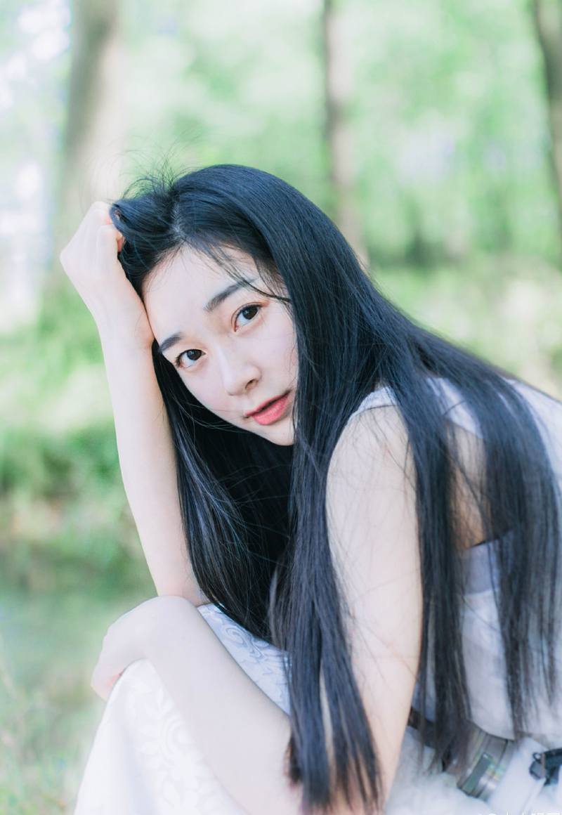 一个真正的朋友会握着你的手，触动你的心。